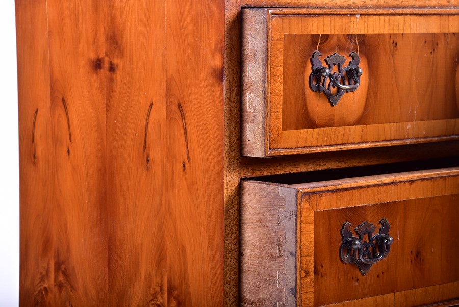 A near pair of reproduction yew wood beside chests with four drawers, on bracket feet, 73 cm x 44 cm - Image 5 of 8