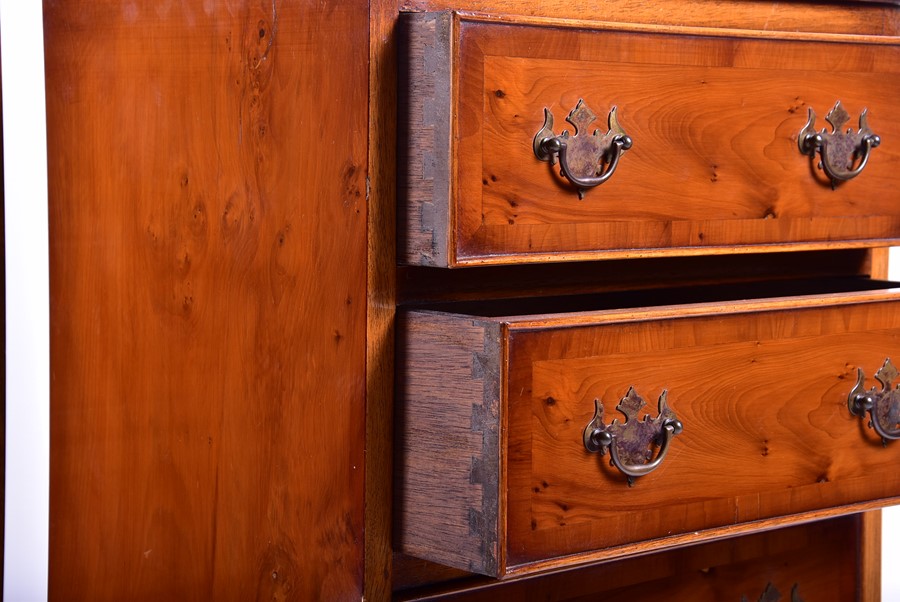 A near pair of reproduction yew wood beside chests with four drawers, on bracket feet, 73 cm x 44 cm - Image 3 of 8