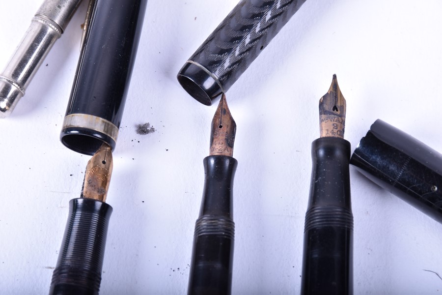 A collection of vintage/antique fountain pens and pencils to include various bakelite and silver - Image 3 of 8