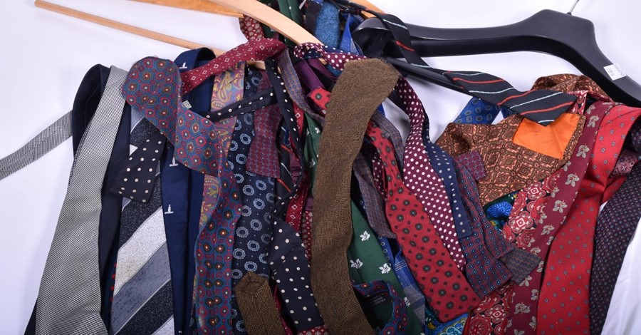 A quantity of vintage and antique gentleman's clothing to include various silk, cotton and tweed - Image 5 of 9