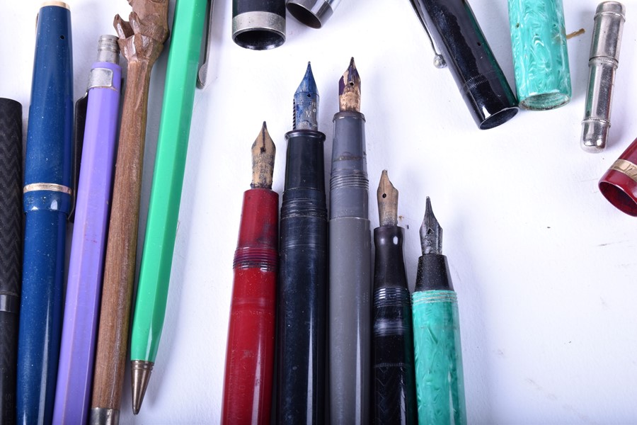 A collection of vintage/antique fountain pens and pencils to include various bakelite and silver - Image 7 of 8