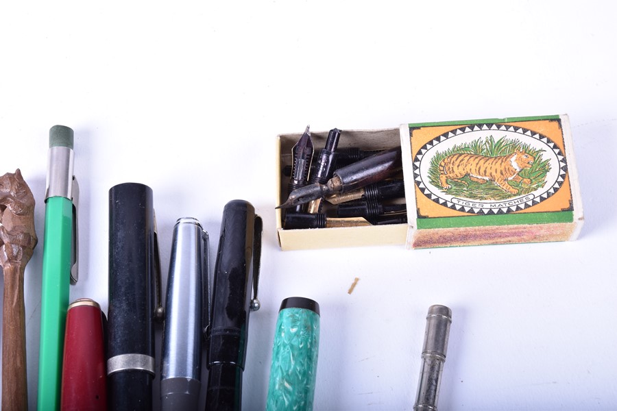 A collection of vintage/antique fountain pens and pencils to include various bakelite and silver - Image 6 of 8