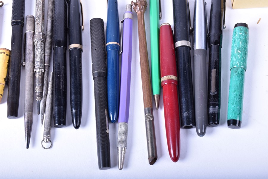 A collection of vintage/antique fountain pens and pencils to include various bakelite and silver - Image 5 of 8