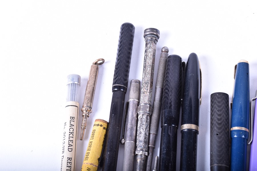 A collection of vintage/antique fountain pens and pencils to include various bakelite and silver - Image 4 of 8