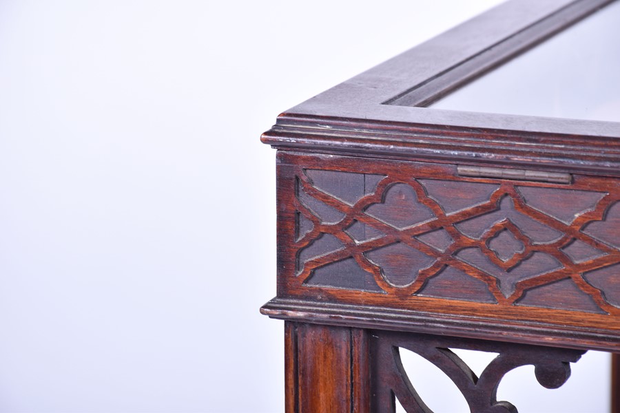 An Edwardian mahogany bijouterie table with carved frieze and glazed cover, on four shaped square - Image 3 of 10