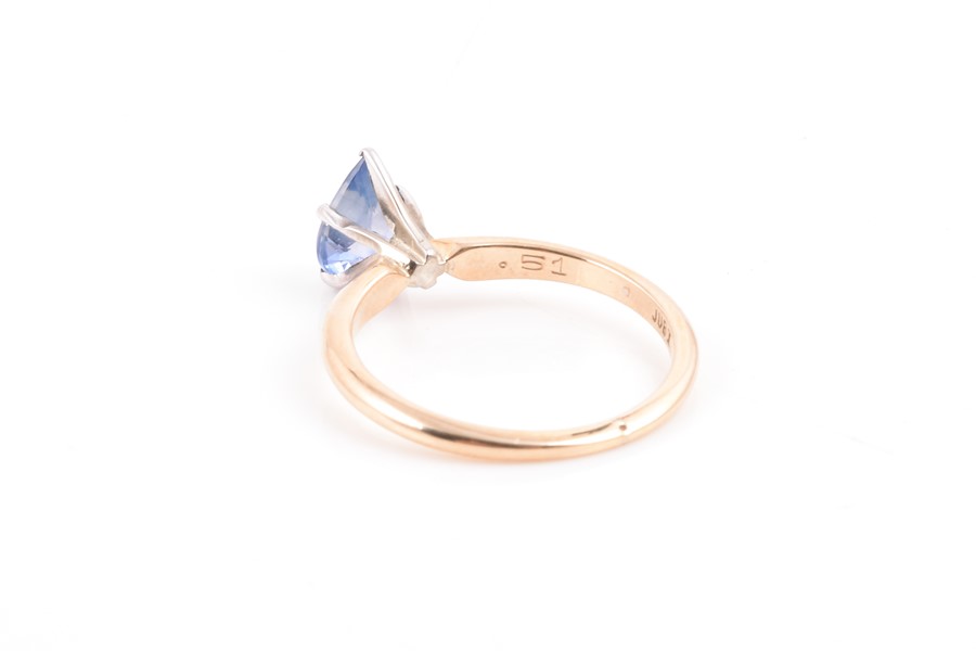 A yellow gold and sapphire ring set with a mixed pear-cut single blue sapphire of approximately 0.95 - Image 2 of 5