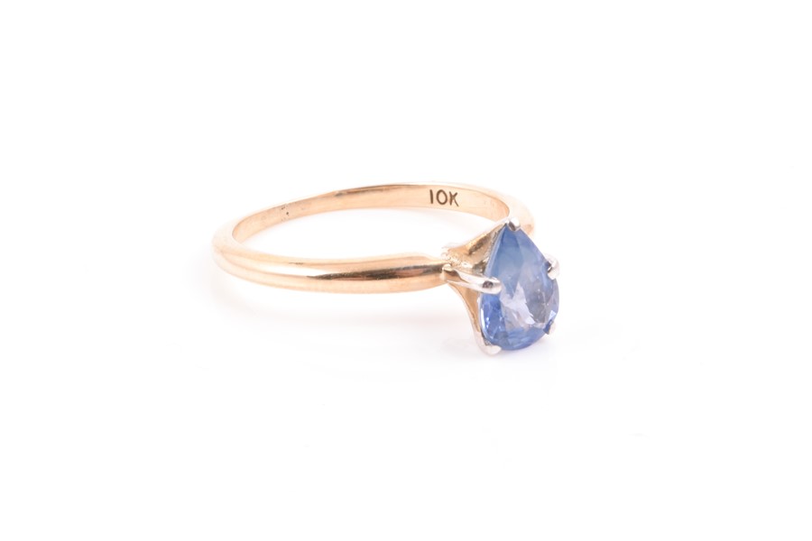 A yellow gold and sapphire ring set with a mixed pear-cut single blue sapphire of approximately 0.95 - Image 3 of 5
