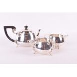 A Edwardian Arts & Crafts style silver tea set Chester 1914-15, maker's mark HEB FEB, the teapot,