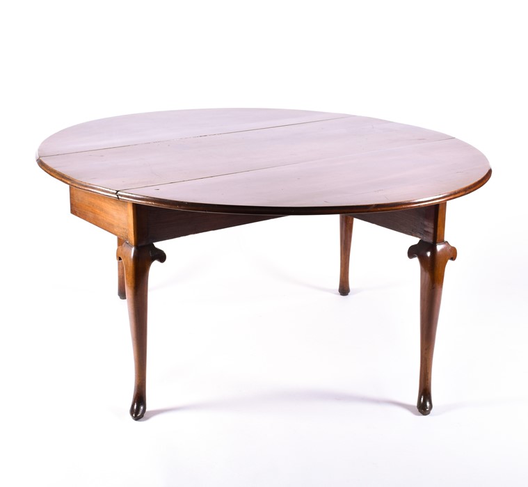 A George III oak drop leaf table on four cabriole legs with hoof feet, 138 cm wide x 70 cm high.