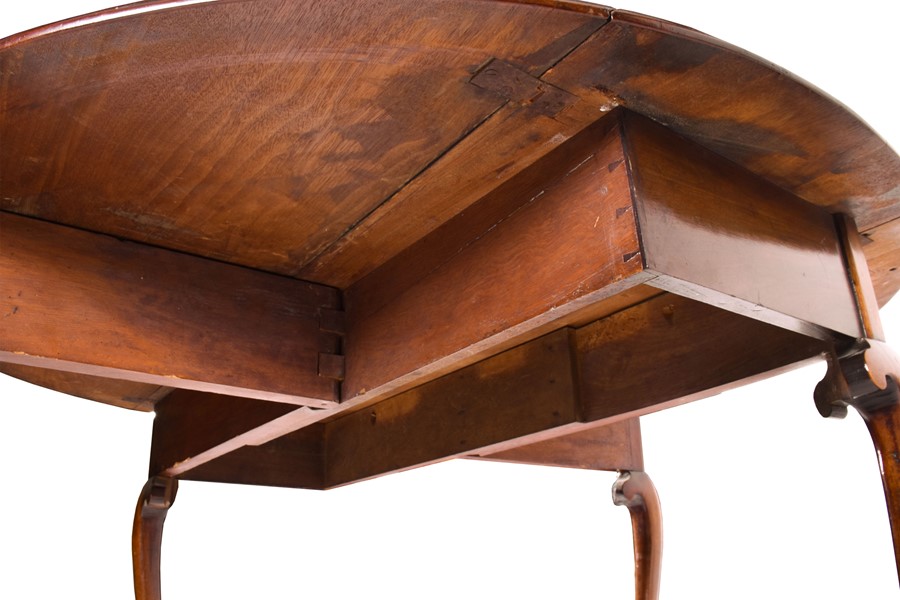 A George III oak drop leaf table on four cabriole legs with hoof feet, 138 cm wide x 70 cm high. - Image 3 of 4