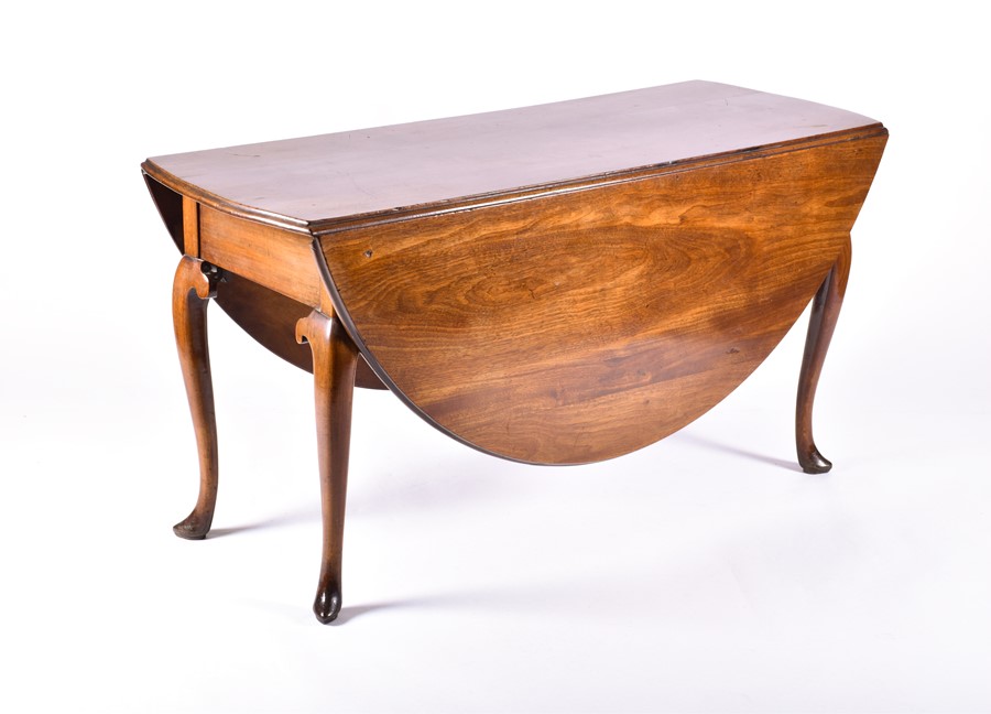 A George III oak drop leaf table on four cabriole legs with hoof feet, 138 cm wide x 70 cm high. - Image 2 of 4