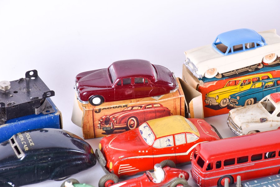 A mixed group of mid-20th century and later diecast and tinplate model vehicles to include - Image 14 of 18