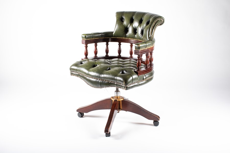 A 20th century mahogany captain's chair with green button leather upholstery, 62 cm wide x 88 cm - Image 6 of 14