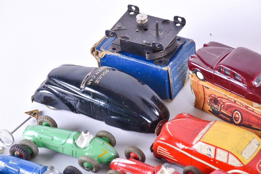 A mixed group of mid-20th century and later diecast and tinplate model vehicles to include - Image 17 of 18