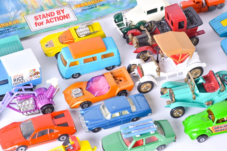 A large quantity of Matchbox diecast model vehicles some boxed, mostly loose cars, and other - Image 13 of 18