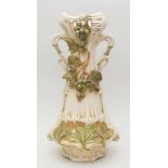 Hohe Jugendstil-Vase.Keramik. Keulenform mit durchbrochen gearbeitetem Dekor und plastischem