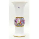 Hohe Vase, KPM Berlin.Trichterförmiger Korpus, mittig gebaucht und bunt gemalter Blumenfries,