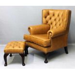 Sessel und Hocker.Cognacfarbene Lederpolsterung mit so genannter "Chesterfield"-Polsterung.