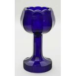 Art Deco-Pokal, Moser.Kobaltblaues Glas. Blütenförmige Kuppa, Schafte und Sockel mit