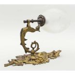 Jugendstil-Wandarm,einflammig. Gestell aus Bronze mit figürlicher Darstellung, geätzter Glasdiffusor