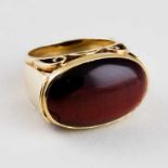 Ring.585/000 GG, brutto 14 g. Besetzt mit großem, ovalen, braun-roten Falkenauge-Cabochon (