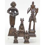 Fünf indische Skulpturen:Nandi-Stier, figürliche Öllampe, stehender Vishnu, sitzende Gottheit und "