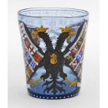 Wappenbecher im Barockstil.Hellblaues Glas. Konische Laibung mit verschiedenen Wappendarstellungen