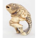 Netsuke.Elfenbein, fein geschnitzt. Ebisu (Glücksgott mit riesiger Brasse). Japan, Meiji- oder