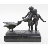Guradze, Hans (1861 Kotulin 1922)Kind und Satyr mit Gans. Bronze, dunkelbraun patiniert,