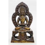 Buddha "Amitayus".Feuervergoldete Bronze, 1.830 g. Im padmasana-Sitz mit den Händen in dhyanamudra
