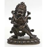 Skulptur des "Yamantaka Vajrabhairava".Bronze, 1.748 g. Detaillierte Ausformung, Kopf mit Resten von