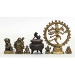 Miniatur-Koro und sechs -Skulpturen.Bronze mit differenzierender Patina. Shiva Nataraja,