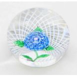 Limitiertes Paperweight, Saint Louis.Farbloses Glas. Dreidimensionale, blaue Blume auf Latticinio-