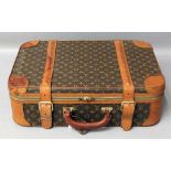 Vintage-Koffer, Louis Vuitton,aus der Linie "Monogram Canvas". Brauner Lederbesatz und -griff.