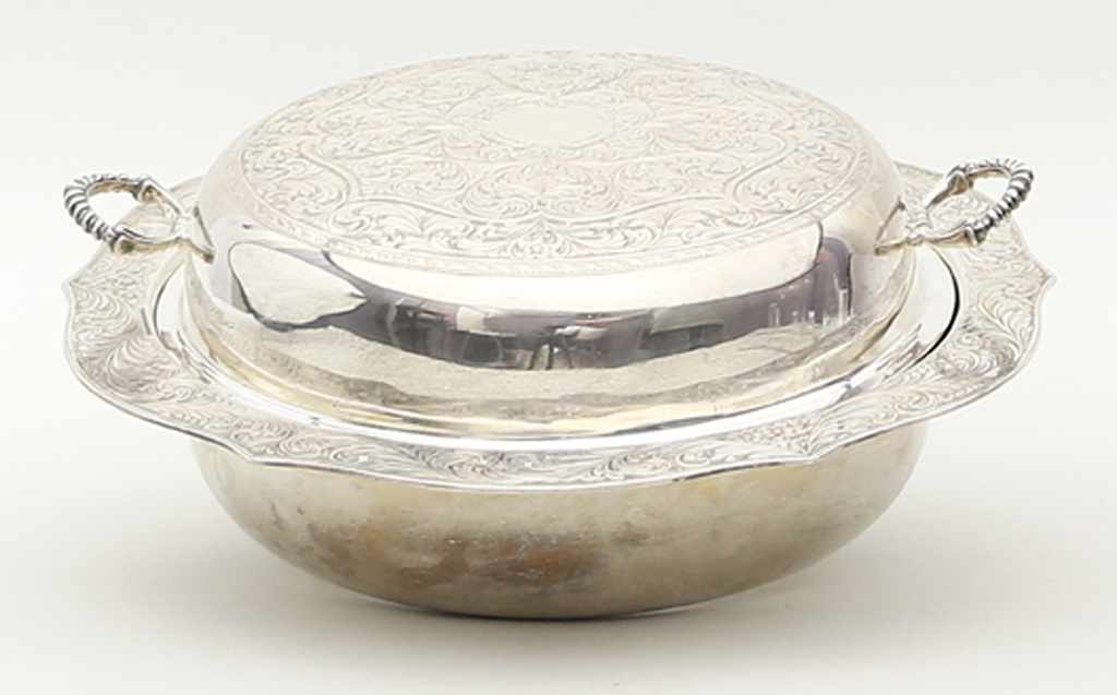 Deckelterrine.900/000 Silber, 1.692 g. Rand des Unterteils und Deckel (seitliche Griffe) mit