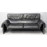 Sofa "DS-2011/12", De Sede.Zweisitzer. Schwarzer Lederbezug. Stoffunterseite mit De Sede-Logo.