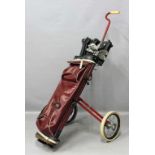 Golf-Caddy mit zwölf Schlägern.Caddy der Marke Dunlop mit Ledertasche; neun Eisen- und drei