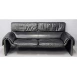 Sofa "DS-2011/12", De Sede.Zweisitzer. Schwarzer Lederbezug. Stoffunterseite mit De Sede-Logo.