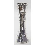 Vase.Farbloses Glas mit vollflächig floralem Silberoverlay. Knochenform. Wohl USA, um 1900. H. 27