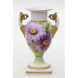 Französische Vase mit Volutenhenkel, KPM Berlin.Teils pastellfarbener Fond mit schau- und rückseitig