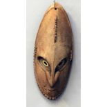 Ahnenmaske, Sepik.Geschnitzte Maske aus Holz, rötlich gefasst. Altersspuren, Trocknungsriss.