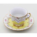 Kaffeetasse mit Untertasse, Meissen,"B-Form". Teils gelber Fond, bunte Streublumenmalerei,