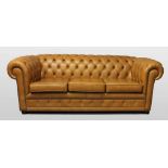 Sofa,Dreisitzer. Cognacfarbene Lederpolsterung mit so genannter "Chesterfield"-Polsterung. Auf