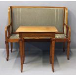 Jugendstil-Ensemble,bestehend aus: Zierlichem Tisch (70x 64x 47 cm), Zweisitzer-Sofa (104x 124x 53