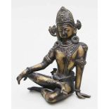 Sitzender Indra.Schwere Bronze, teils dunkel patiniert und mit Kupfer- sowie Silbereinlagen. Der