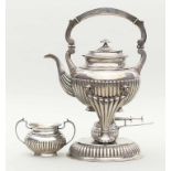 Kanne auf Rechaud mit Brenner und Zuckerschale im Stil George III.800/000 Silber, ca. 2.084 g.