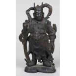 Ming-Skulptur eines Weltenwächters.Dunkel patinierte Bronze mit ziseliertem Dekor, 1.210 g. Als