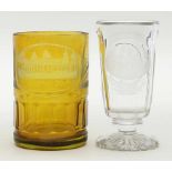 Ansichten-Glas und -Becher.Farbloses Glas, einmal mit beinsteinfarbenem Überfang. Facettschliff,