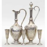 Zwei Karaffen und sechs Wodkabecher.84 zolotnik Silber, 610 g. Schlichte, floral gravierte Laibungen