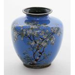 Cloisonné-Vase.Gebauchte Laibung. Blauer Fond, schauseitig fein emaillierte Darstellung von